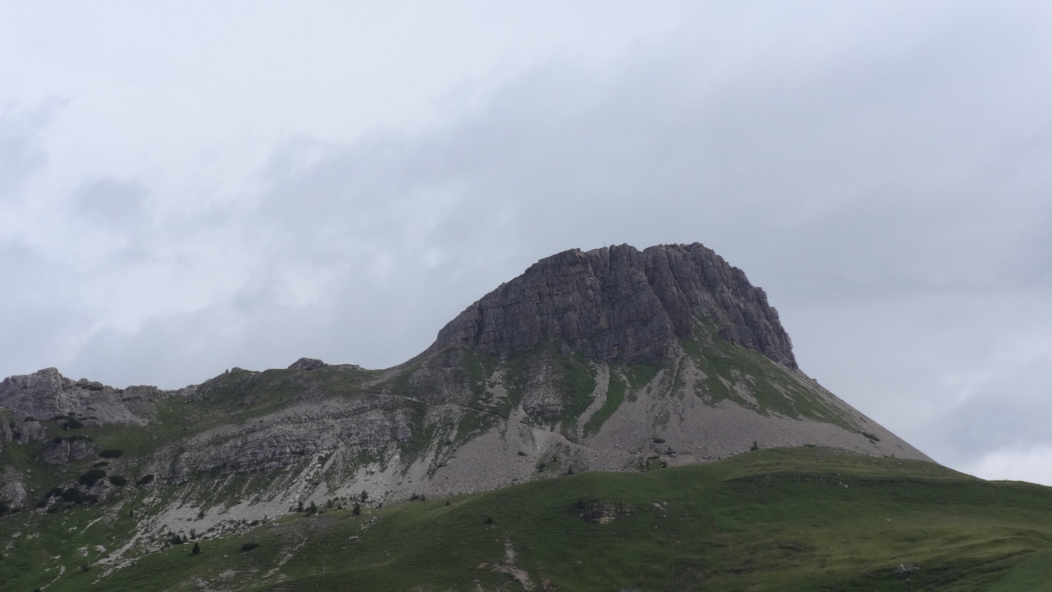 Castellaz 2333m – Segantini Hütte 2170 Rolle Pass, Bergwanderung.