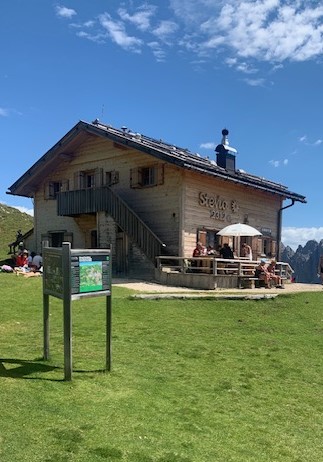 Stevia – Hütte  2312m  über Forcela de Piza 2489m von Daunei aus. Bergwanderung