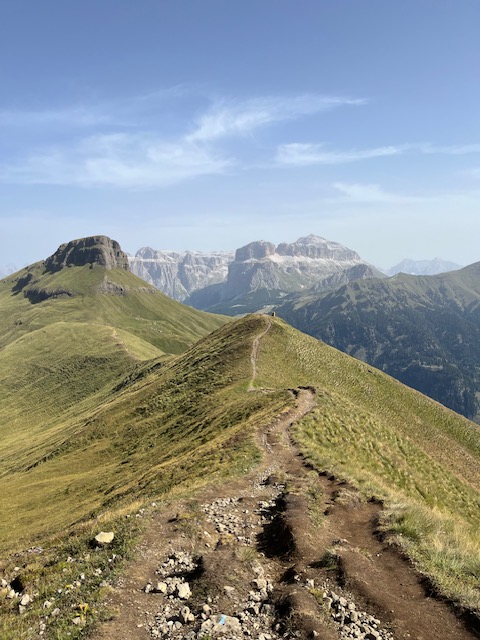 Sas De Adam 2.430m vom Campitello di Fassa 1.390m  über die Val de Grepa. Anstrengende Bergwanderung.