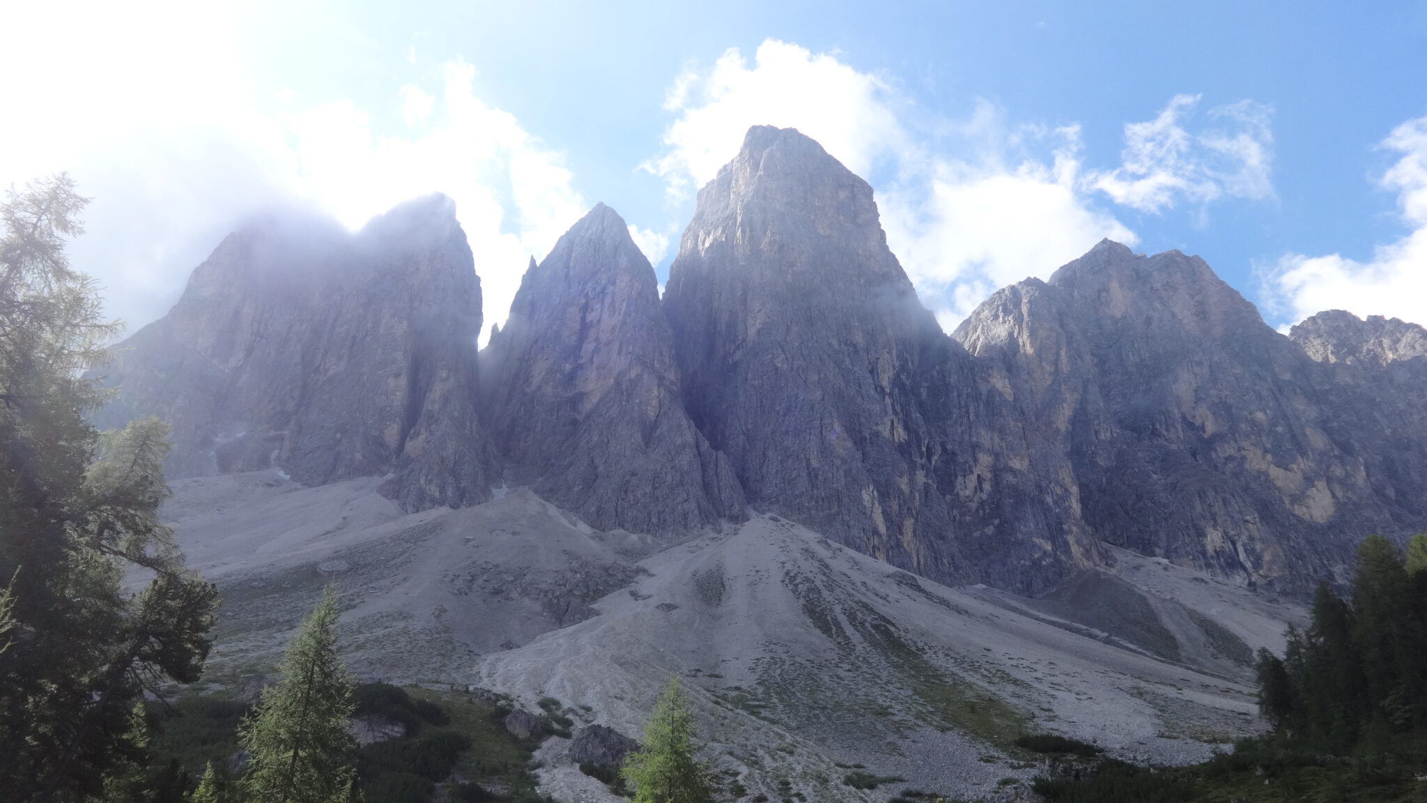 Villnösstal Wanderung mit guten Freunden von der Zanser Alm 1.685m zum Kreuzkofeljoch 2.340m, Medalgesalm, Adolf Munkelweg, Glatschalm und zurück.